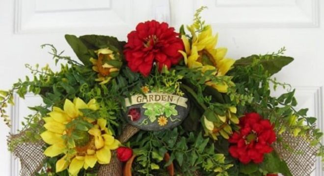 Guirlanda de Natal feita com mangueira e chapéu de palha