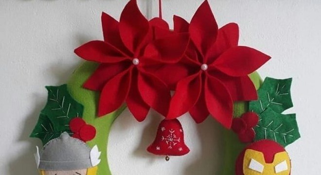 Guirlanda de Natal feita com personagens em feltro