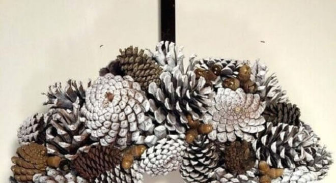 Guirlanda de Natal feita com pinhas