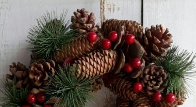 Guirlanda de Natal feita com pinhas