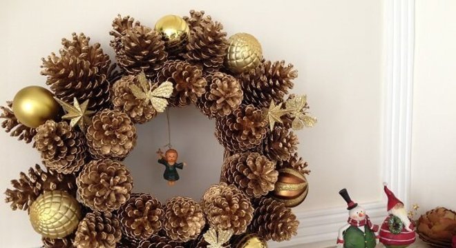 Guirlanda de Natal feita com pinhas e bolas douradas
