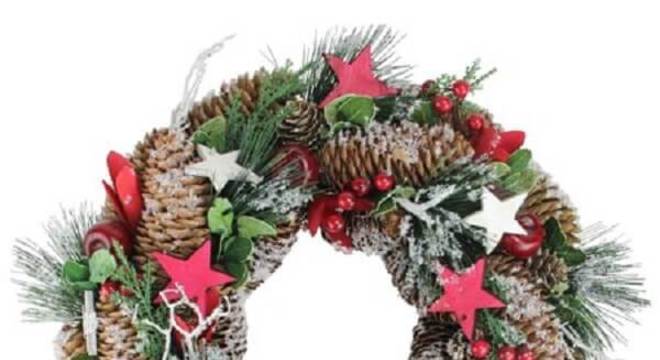 Guirlanda de Natal feita com pinhas e flores artificiais