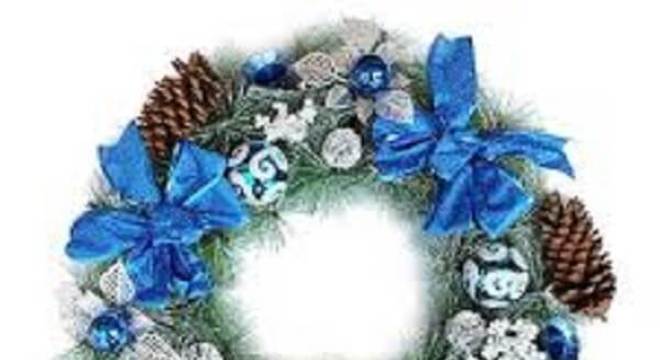 Guirlanda de Natal feita com pinhas e laços em tom azul