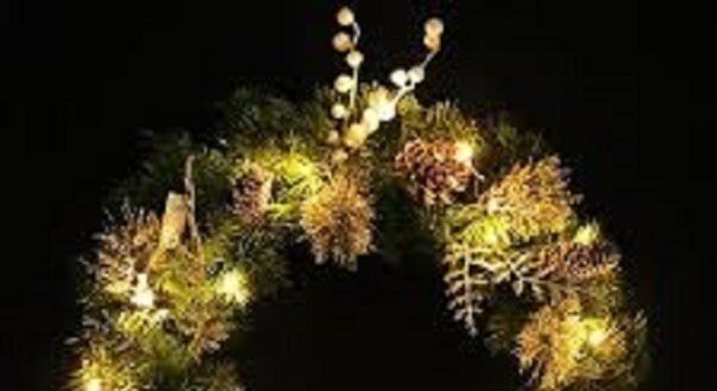 Guirlanda de Natal feita com pinhas e luzes