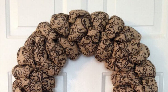 Guirlanda de Natal feita com tecido de juta