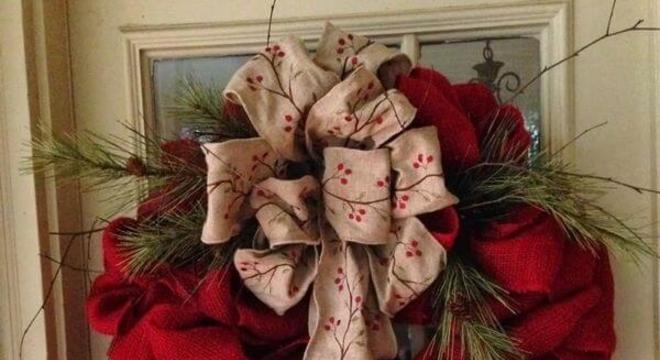 Guirlanda de Natal feita com tecido de juta vermelho