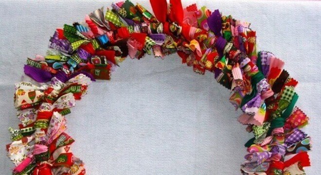 Guirlanda de Natal feita retalhos de tecido
