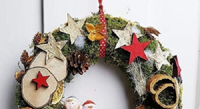 Guirlanda de Natal que encanta a entrada de casa