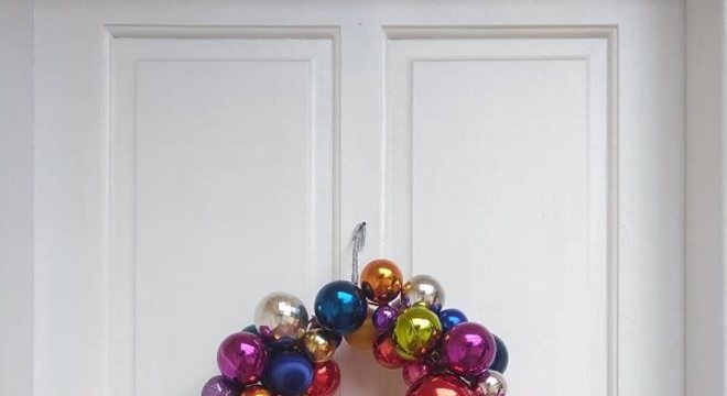 Guirlanda de Natal simples com bolinhas coloridas