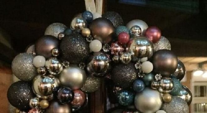 Guirlanda para Natal com bolas em diferentes tamanhos