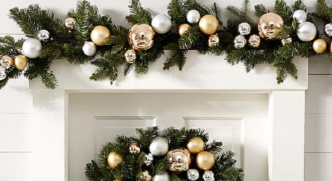 Guirlanda para Natal com bolinhas e flores artificiais