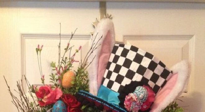 Guirlanda para Natal com elementos do filme Alice no País das Maravilhas