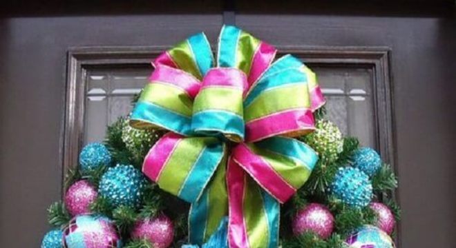 Guirlanda para Natal com laço de fita grande e bolas coloridas