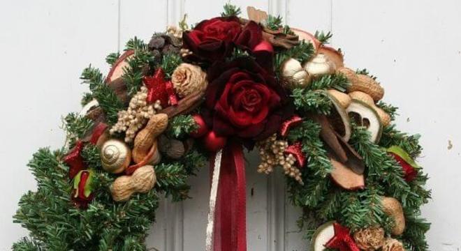 Guirlanda para Natal com laço e flores artificias