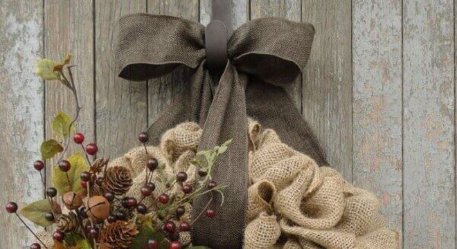 Guirlanda para Natal com tecido de juta e flores artificiais