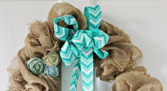 Guirlanda para Natal com tecido de juta, flores artificiais e laço de fita estampado