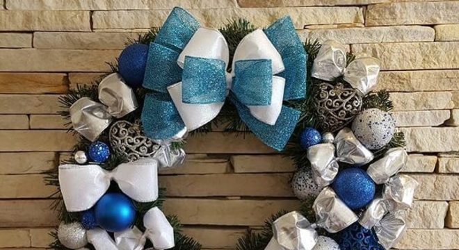Guirlanda para Natal em tons de branco, azul e prata