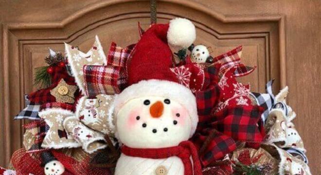 Guirlanda para Natal em tons de vermelho com boneco de neve
