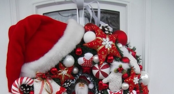 Guirlanda para Natal em tons de vermelho com papai noel