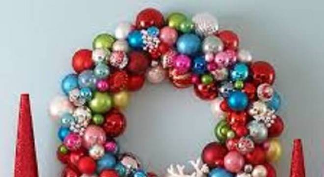 Guirlanda para Natal feita bolinhas coloridas