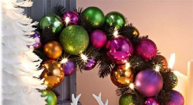 Guirlanda para Natal feita bolinhas coloridas