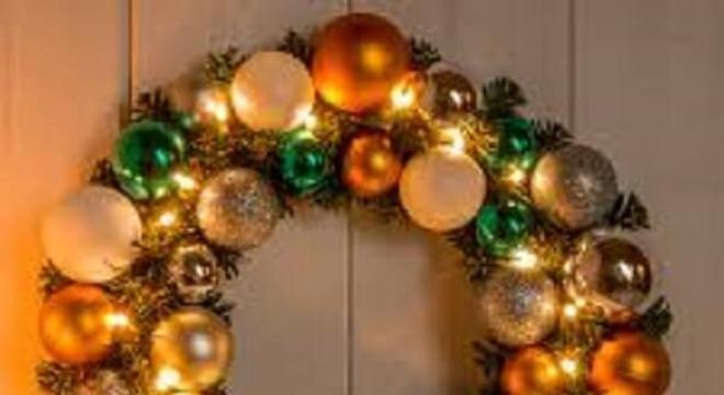 Guirlanda para Natal feita com bolinhas