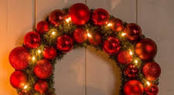 Guirlanda para Natal feita com bolinhas em tom vermelho