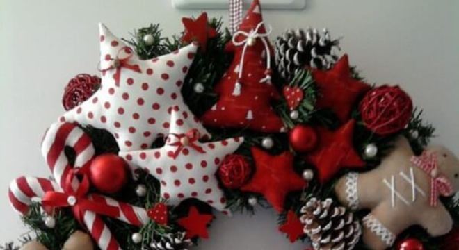 Guirlanda para Natal feita com elementos em tecido