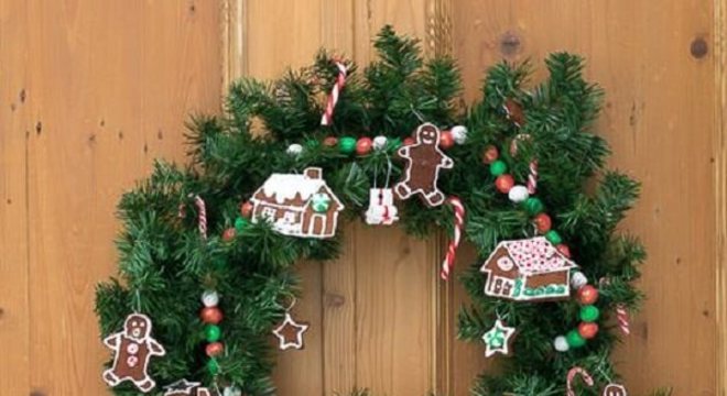 Guirlanda para Natal feita com flores artificiais e acessórios delicados