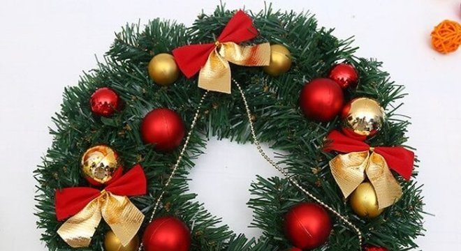 Guirlanda para Natal feita com flores artificiais e bolas