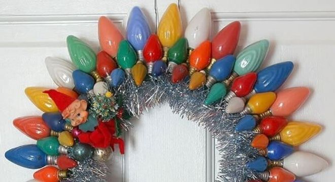 Guirlanda para Natal feita com lâmpadas