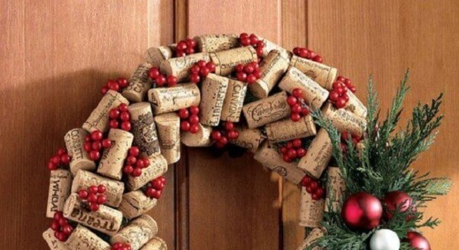 Guirlanda para Natal feita com rolhas de garrafa