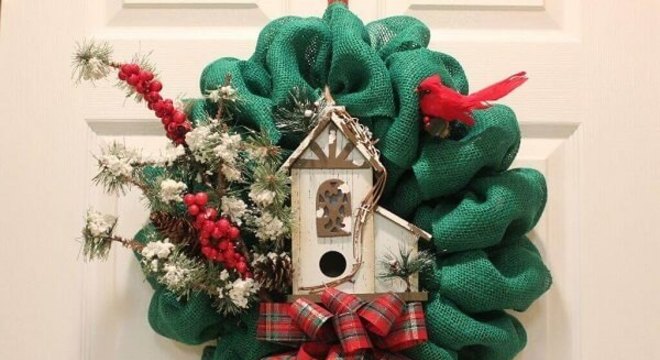 Guirlanda para Natal feita com tecido de juta em tom verde