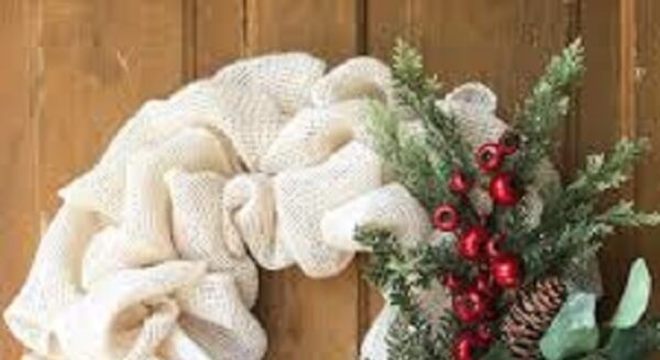 Guirlanda para Natal feita com tecido e flores artificiais