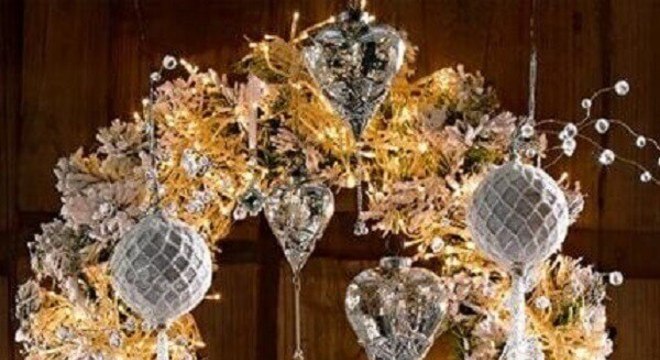 Guirlanda para Natal feita em tons de prata e dourado