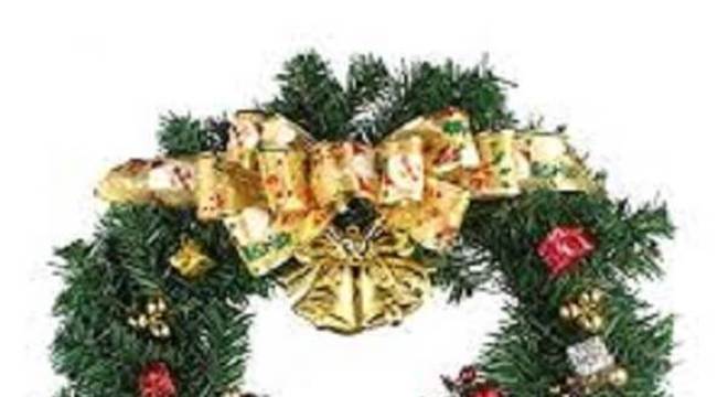 Guirlanda para Natal feita flores artificiais e elementos natalinos