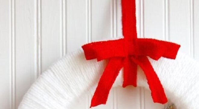 Guirlanda para Natal simples e delicada em tons de vermelho e branco
