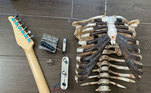 Essa é a chamada Skelecaster, uma guitarra feita de ossos humanos de verdade. Yaago, como o criador dela é conhecido, utilizou o esqueleto do próprio tio falecido para confeccionar o instrumento