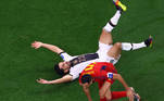Gundogan fica no chão em disputa de bola com Busquets na partida entre Alemanha e Espanha
