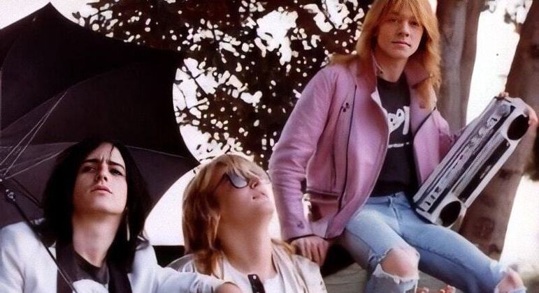 Izzy Stradlin (com o guarda-chuva) e Axl Rose (à direita) na época da banda Hollywood Rose