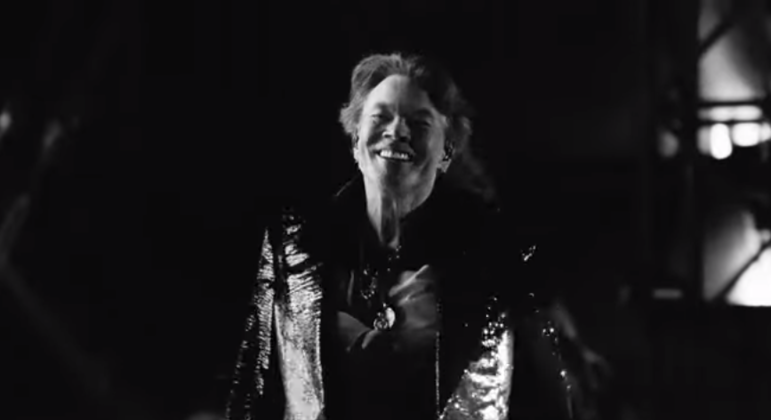 Axl Rose sorridente no vídeo de 'Perhaps'; música e clipe foram lançados nesta sexta (18)