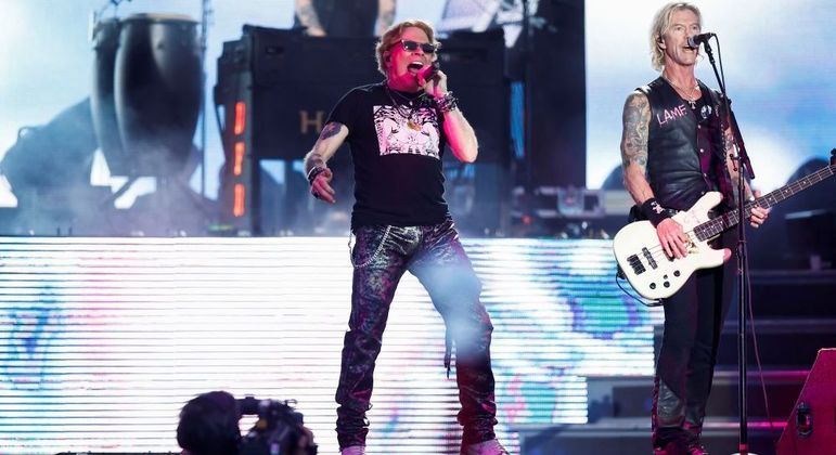 Axl e Duff McKagan em ação no festival de Glastonbury