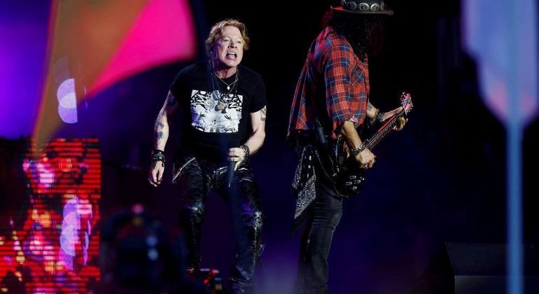 Axl Rose e Slash no show do Guns N' Roses em Glastonbury, Inglaterra, no sábado (24)
