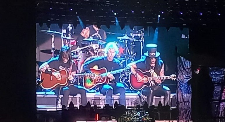 Richard Fortus, Duff McKagan e Slash em momento acústico do show