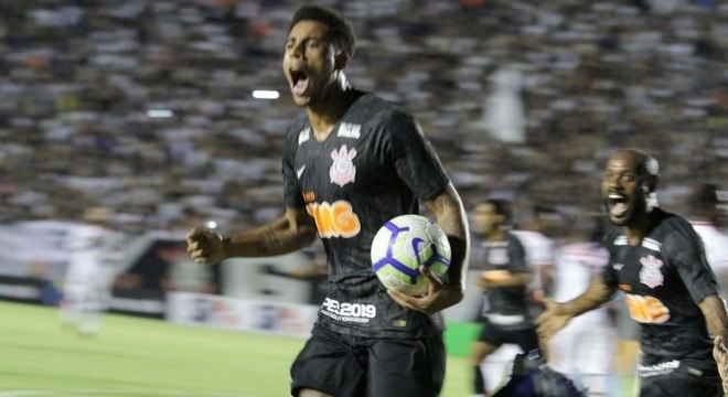 O atacante Gustagol fez os dois gols do Corinthians na partida