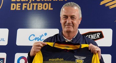 Gustavo Alfaro com a camisa do Equador