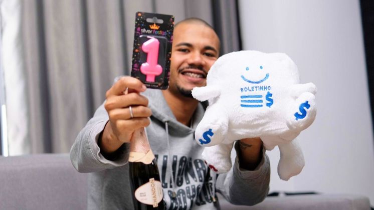 Gustavo Felipe Farias Nunes, 27 anos, consultor comercial, é um dos cem clientes da Serasa que recebeu o presente por ter completado um ano com o nome limpo. Divulgação / Serasa