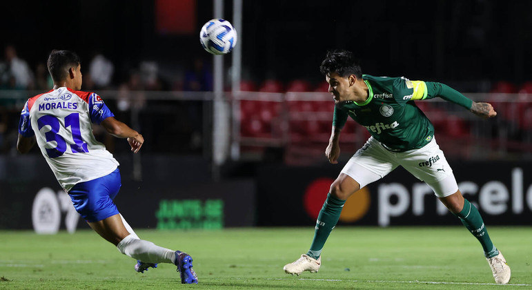 Gustavo Gómez cabeceando a bola em jogo contra o Cerro Porteño