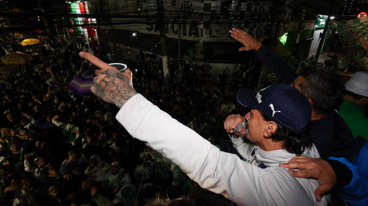 Gustavo Gómez, capitão do título brasileiro, comandou a festa com o microfone ainda na Rua Palestra Italia.
