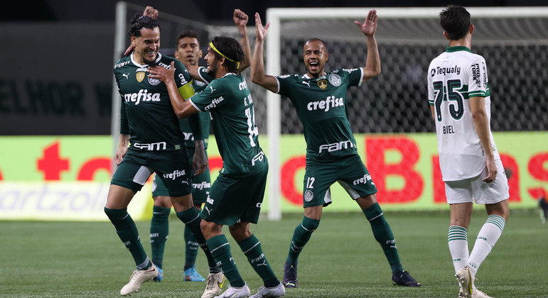 Gustavo Gómez comemora com os companheiros de Palmeiras